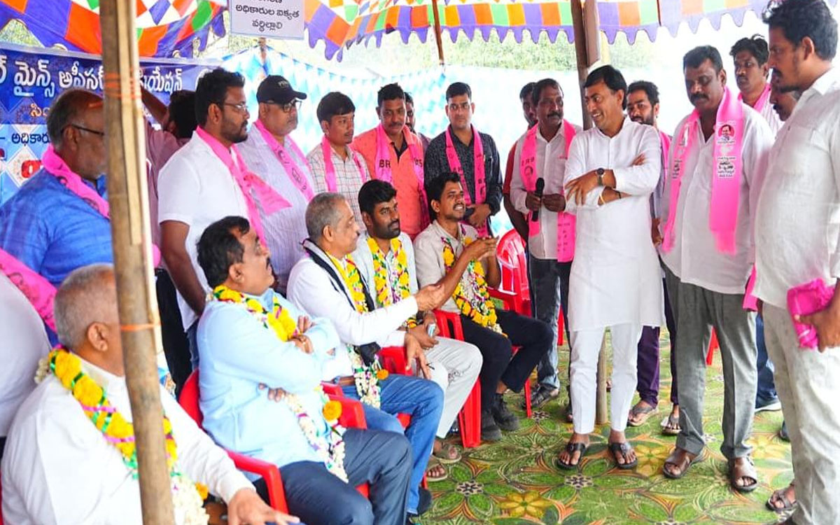 సింగరేణి అధికారుల రిలే నిరాహార దీక్షలకు టీబీజీకేఎస్ సంఘీభావం