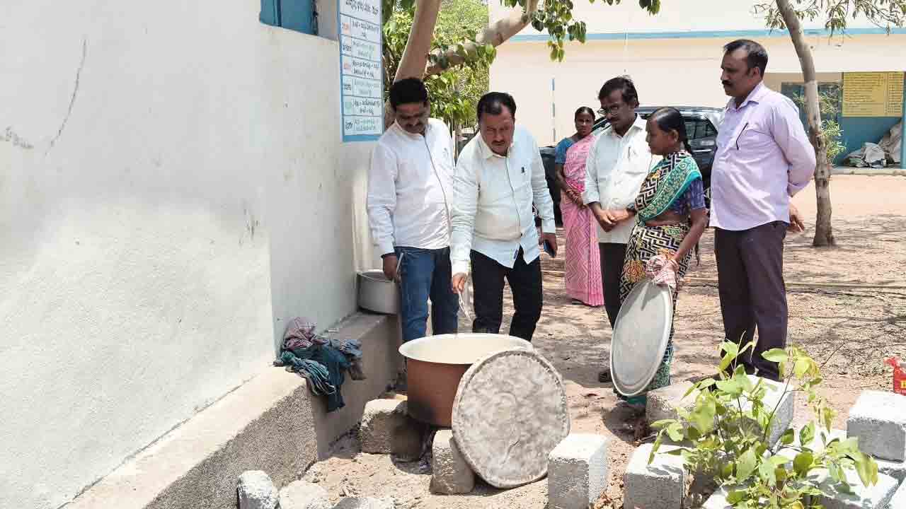Thimmapur | పాఠశాలలను సందర్శించిన తహసీల్దార్ శ్రీనివాస్‌ రెడ్డి