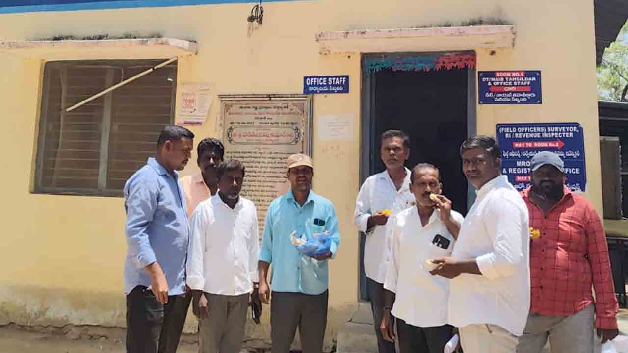 Chigurumamidi | తహసీల్దార్ బదిలీ.. సంబురాలు జరుపుకున్న బీఎస్పీ నాయకులు : వీడియో