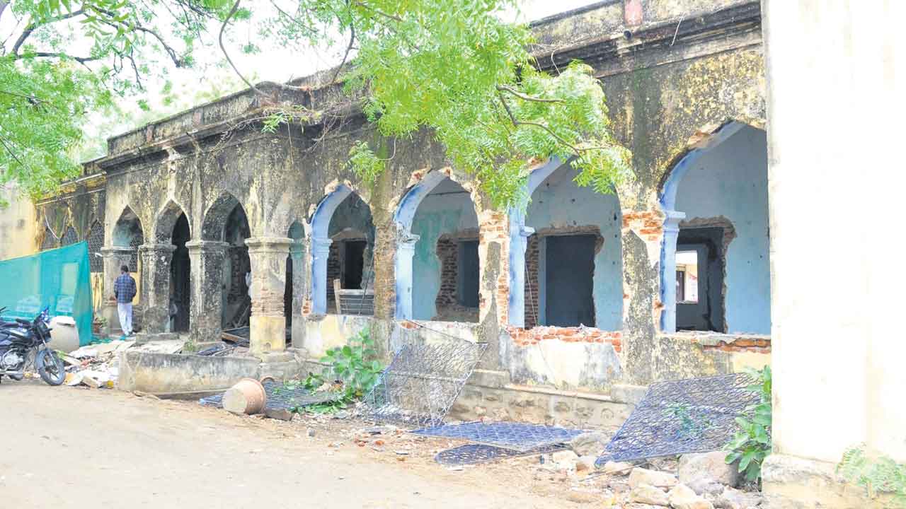 కాలగర్భంలోకి చారిత్రక భవనం