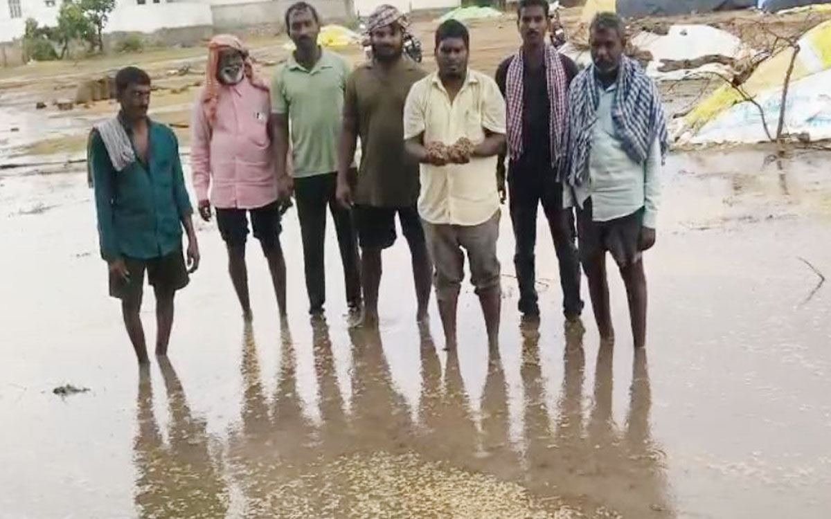 వర్షం తాకిడితో గొట్టిప‌ర్తిలో తడిసి ముద్దయిన ధాన్యం
