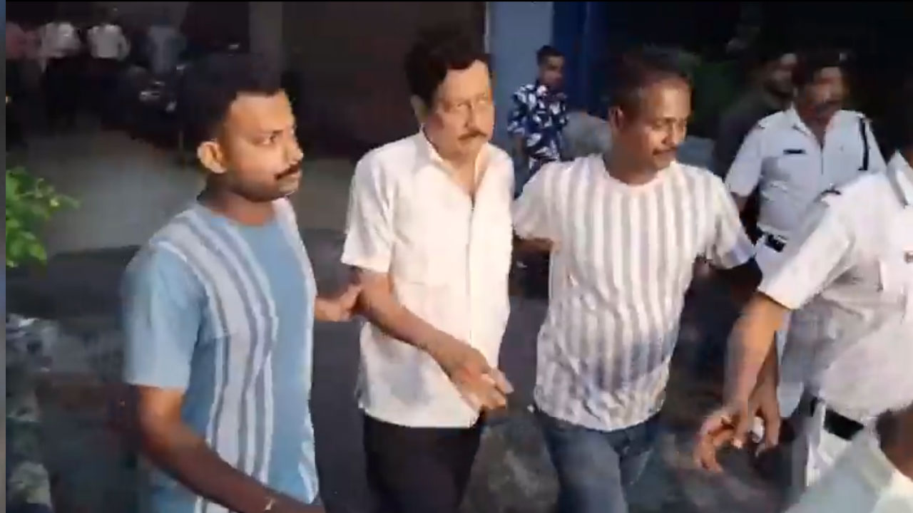 Sabyasachi Dutta: కోడిగుడ్లు, ఆవుపేడ‌, టమోటాల‌తో మాజీ ఎమ్మెల్యేపై దాడి.. వీడియో