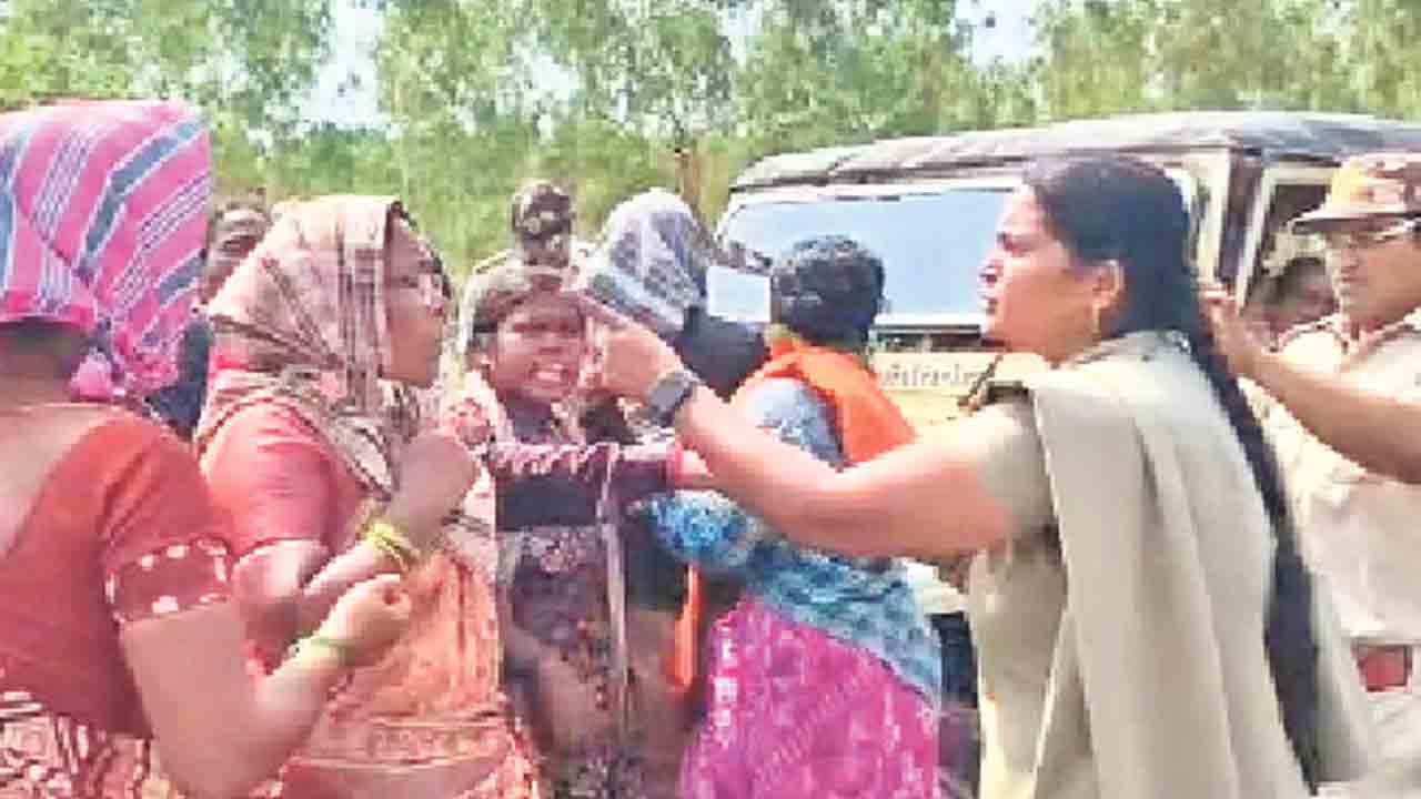 కాకర్లపల్లి బీట్‌ పరిధిలో పోడు వివాదం