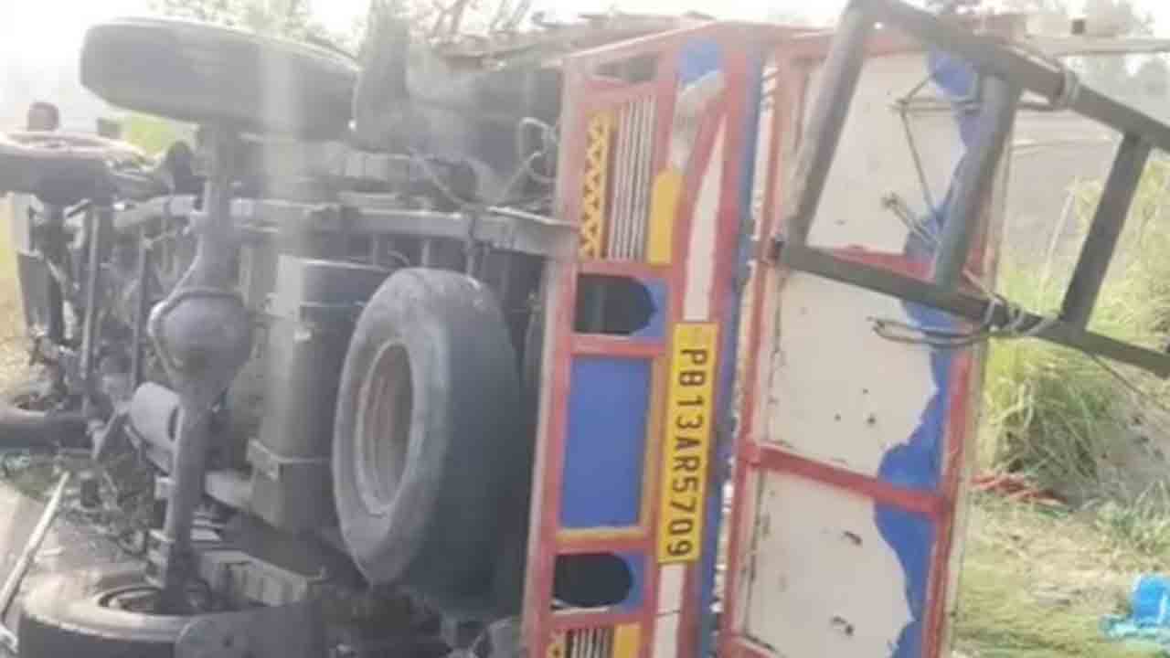 truck collides with trailer | ట్రాక్టర్‌ ట్రాలీని ఢీకొట్టిన లారీ.. 9 మంది మృతి, పలువురికి గాయాలు