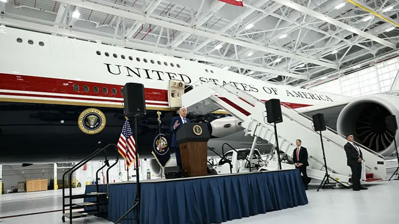 Air Force One: ఖ‌తార్ గిఫ్ట్ ఇచ్చిన కొత్త విమానాన్ని ఆవిష్క‌రించిన ట్రంప్‌