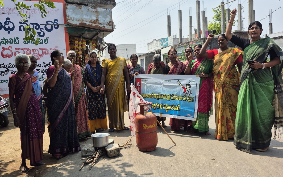 పెంచిన గ్యాస్ ధరలను ఉపసంహరించుకోవాలి : ఐద్వా న‌ల్ల‌గొండ ఉపాధ్యక్షురాలు తుమ్మల పద్మ