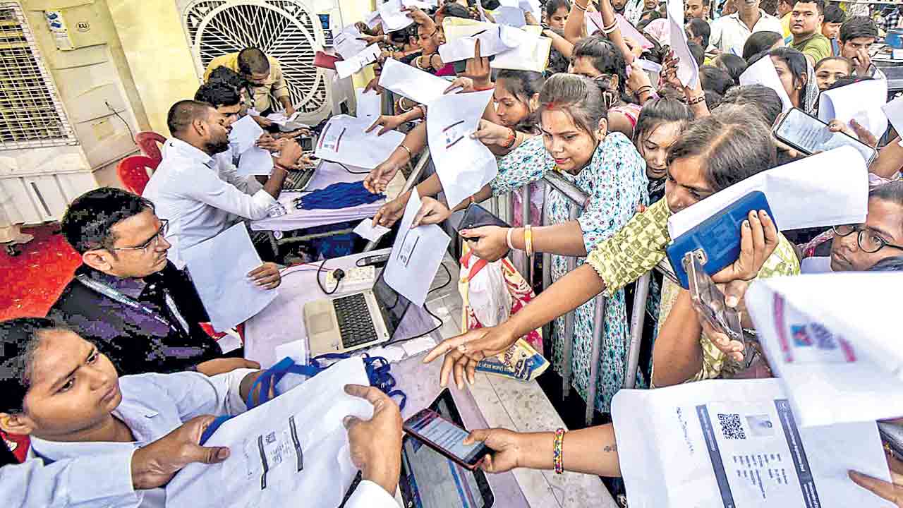 దేశంలో నిరుద్యోగ సంక్షోభం.. డిగ్రీలు, పీహెచ్‌డీలు ఉన్నా దండుగే