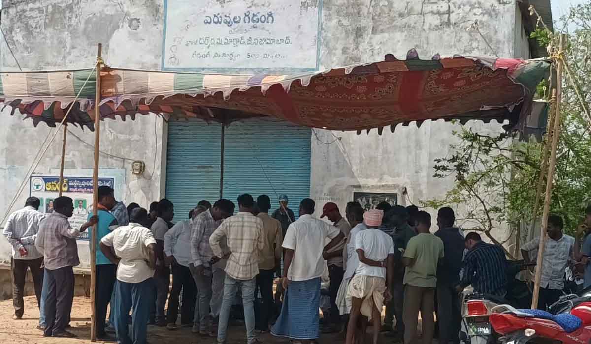 Farmers Protest | యూరియా యాప్ బంద్ చేయాలని ధర్మోరాలో రైతుల ఆందోళన