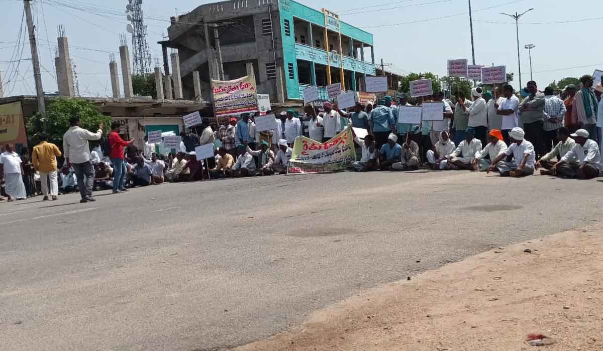 Mortad | యూరియా యాప్ రద్దు చేయాలని మోర్తాడ్ లో రైతుల రాస్తారోకో