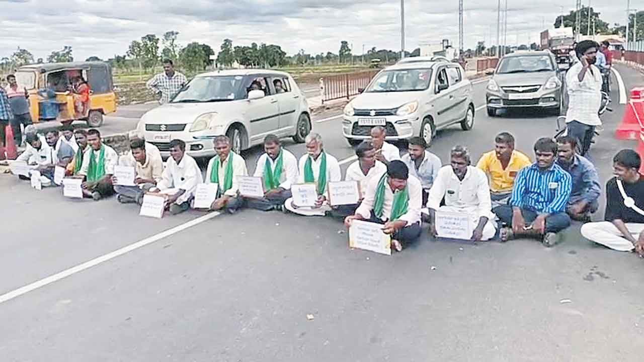 రోడ్డెక్కిన రైతన్న