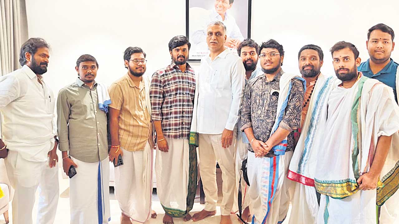 వేదపండితుల పోస్టుల్లో స్థానికులకు ప్రాధాన్యమివ్వాలి