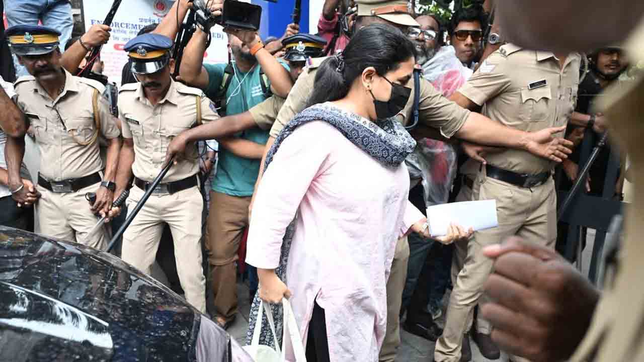 విజయన్‌ కుమార్తెను ప్రశ్నించిన ఈడీ