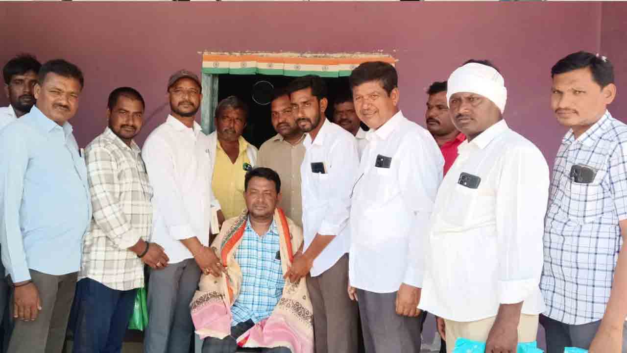 Veleru | బదిలీపై వెళ్తున్న పశువైద్యాధికారి రణధీర్ రెడ్డికి ఘనంగా వీడ్కోలు.. కన్నీటి పర్యంతమైన రైతులు