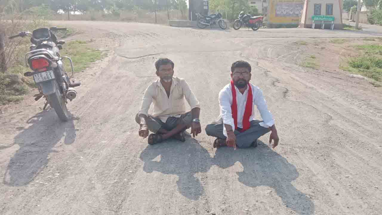 Vemulawada | విలీన గ్రామాల్లోని రోడ్లను అభివృద్ధి చేయాలని సీపీఎం ఆధ్వర్యంలో నిరసన
