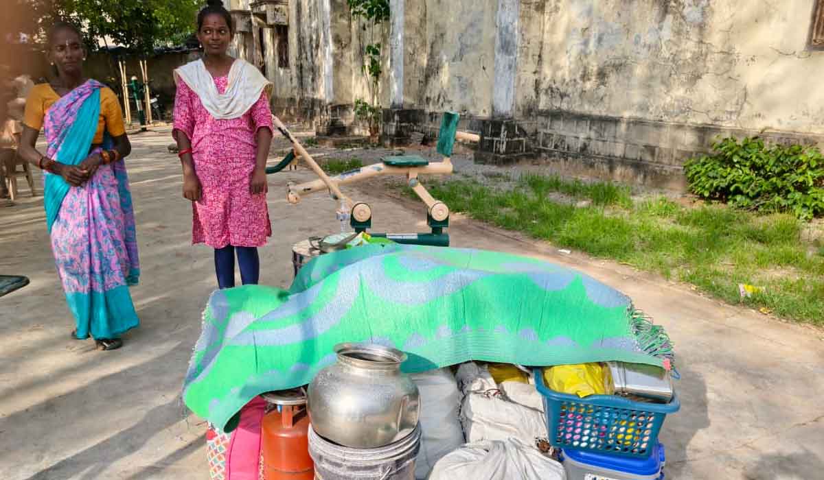 Vemulawada | అద్దె కరువై… వేములవాడలో వీధిన పడిన కుటుంబం..!
