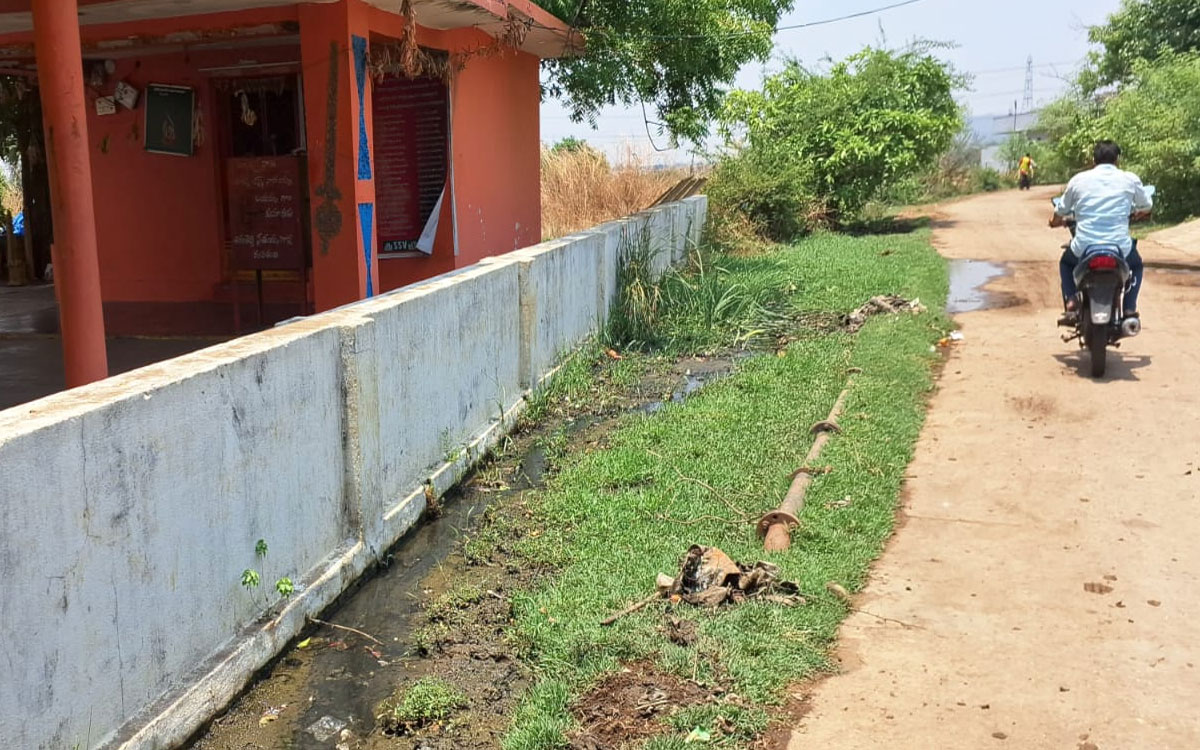 దేవాలయాల పక్కనే మురుగు నీటి నిల్వలు