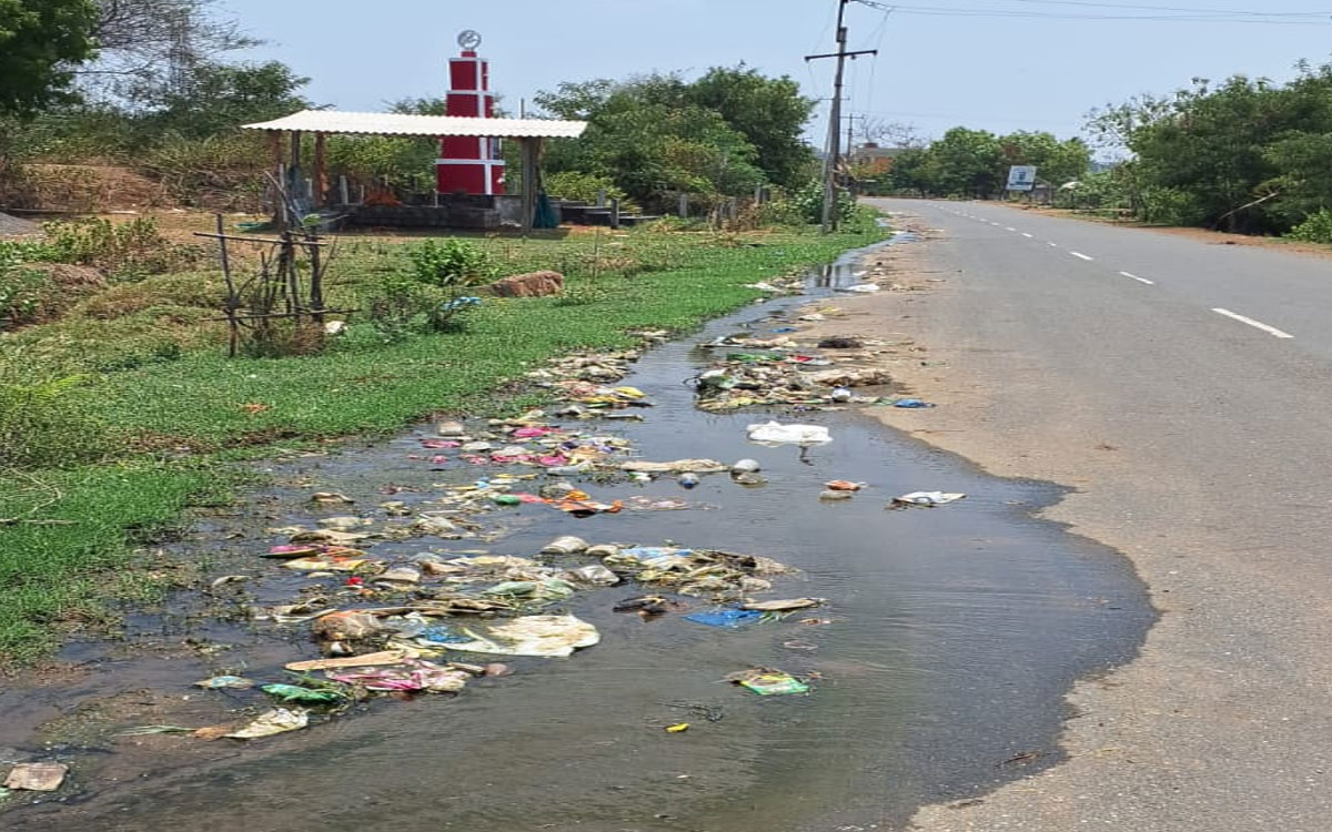 దేవాలయాల పక్కనే మురుగు నీటి నిల్వలు