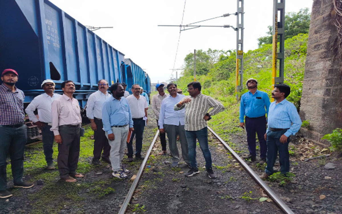 ఆర్‌సిహెచ్‌పి, రుద్రంపూర్ రైల్వే సైడింగ్‌లలో బొగ్గు రవాణా ఏర్పాట్ల పరిశీలన