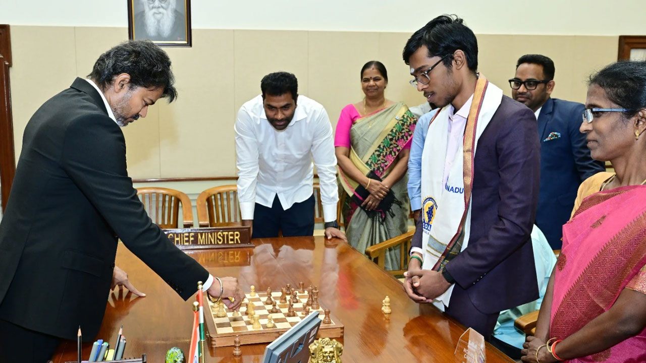 CM Vijay Vs GM Praggnanandhaa: సీఎం విజ‌య్‌కు చెక్ పెట్టిన ప్ర‌జ్ఞానంద‌.. వీడియో