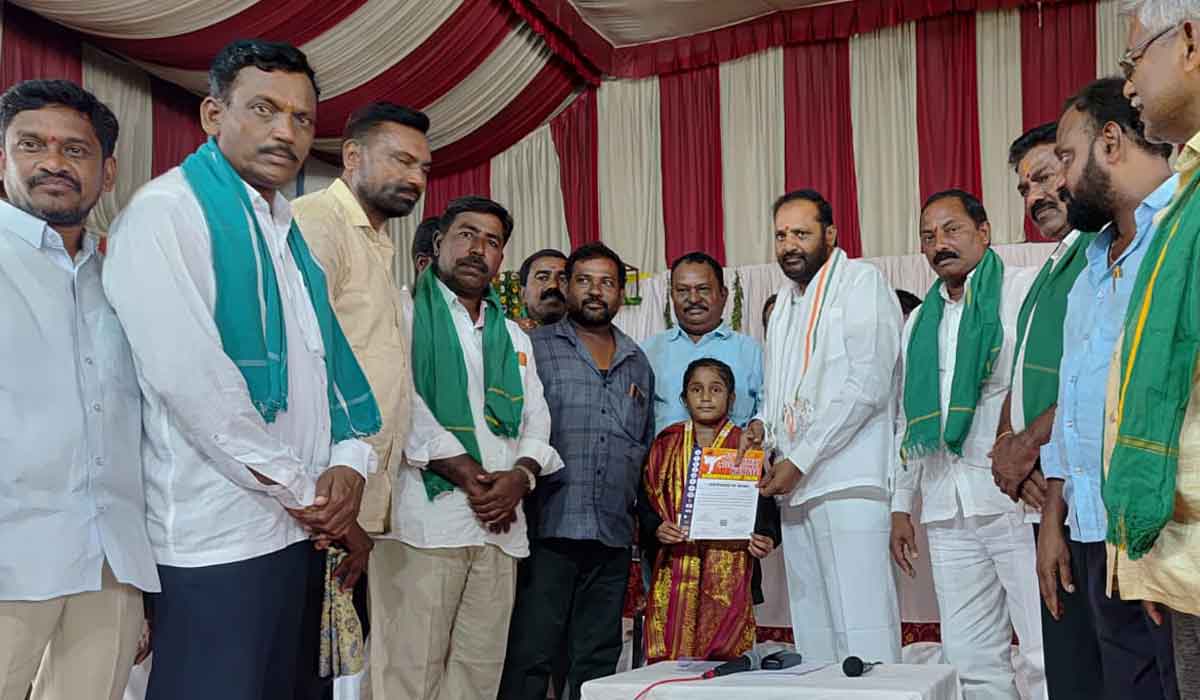 MLA Vijayaramana Rao | కరాటే విద్యార్థినికి ఎమ్మెల్యే విజయరమణారావు అభినందన