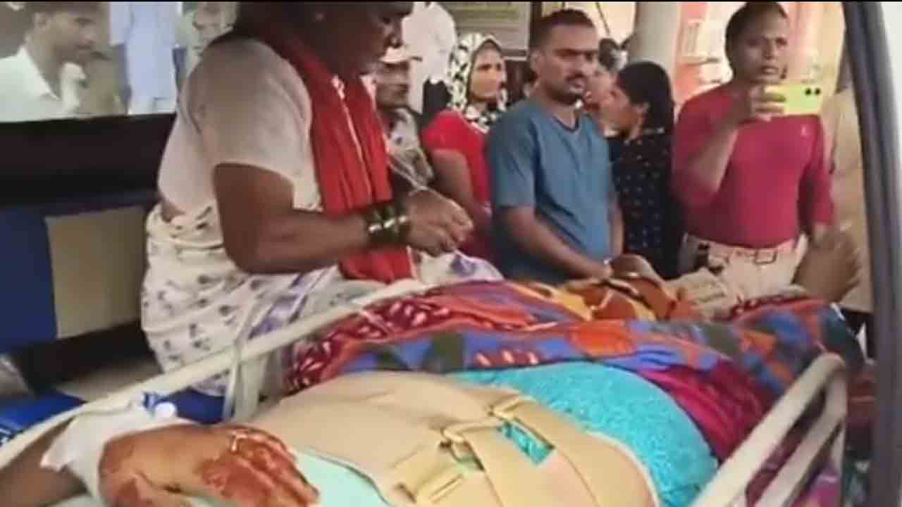 Vikarabad | అర్ధరాత్రి బాలికల హాస్టల్‌ భవనం పైనుంచి దూకిన ఇంటర్ విద్యార్థిని.. తీవ్ర గాయాలు