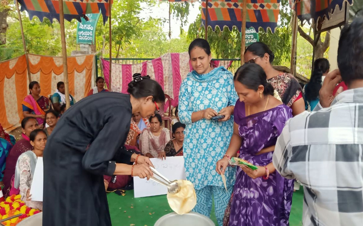 బూర్గంపహాడ్‌లో వంటావార్పుతో వీఓఏల నిర‌స‌న