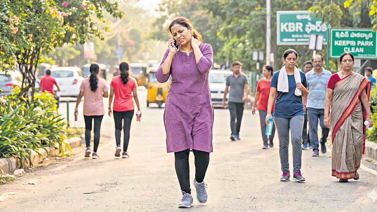 ఫోన్‌ చూస్తే.. లక్ష్యం పోయినట్లే!