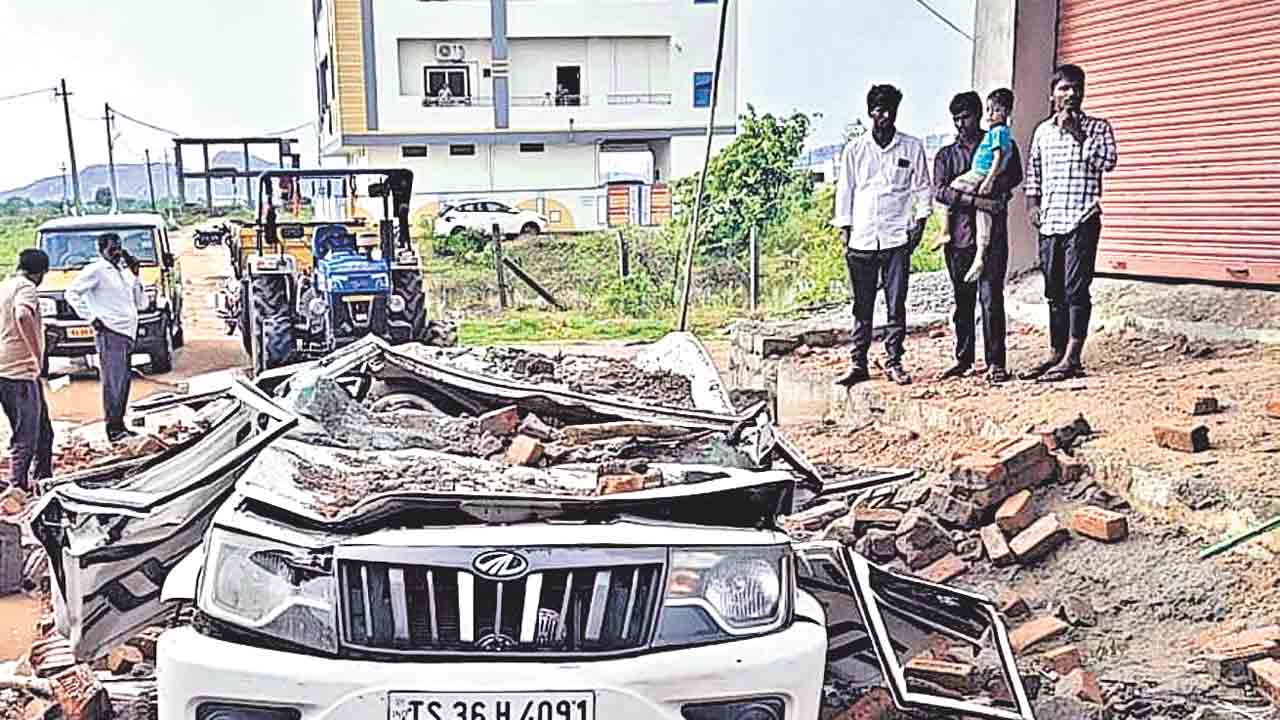 దేవరకద్రలో గాలివాన బీభత్సం.. గోడ కూలి ఇద్దరు దుర్మరణం