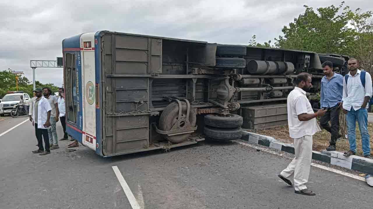 RTC Bus Accident | డివైడర్ ఢీకొని ఆర్టీసీ బస్సు బోల్తా.. 20 మంది ప్రయాణికులకు గాయాలు