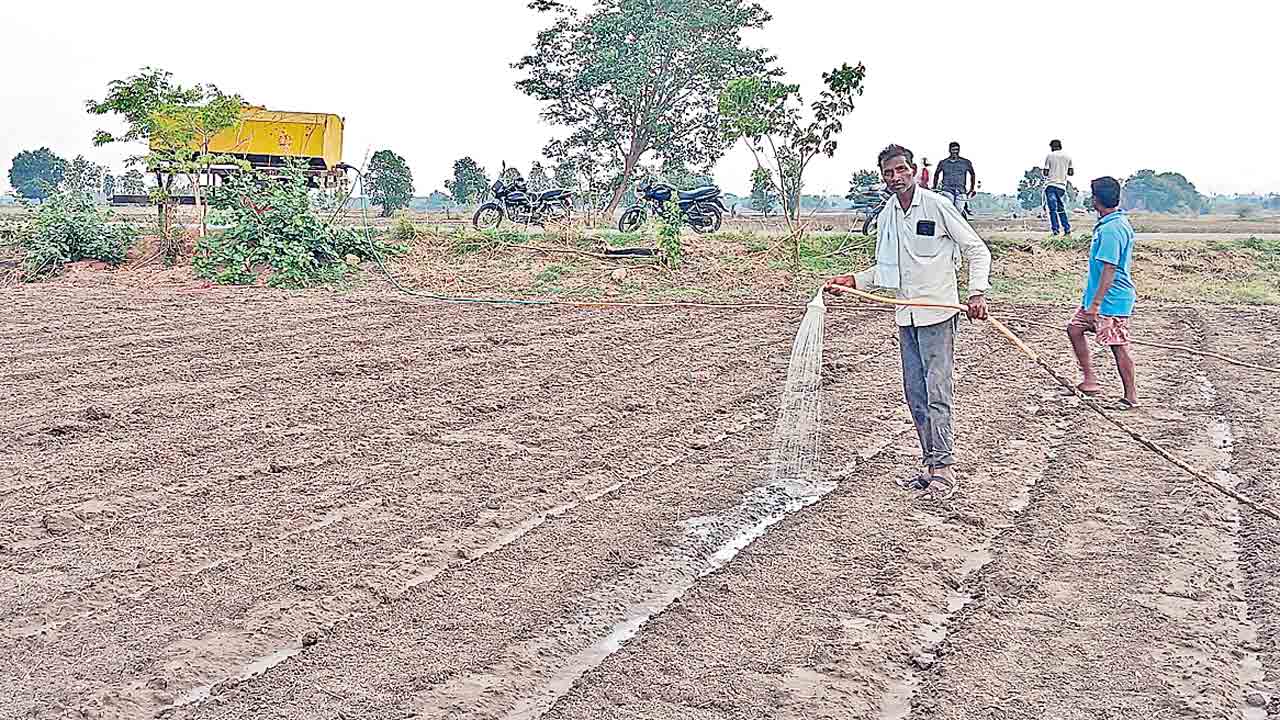 జాడ లేని వాన.. ట్యాంకర్‌ నీరే దిక్కు