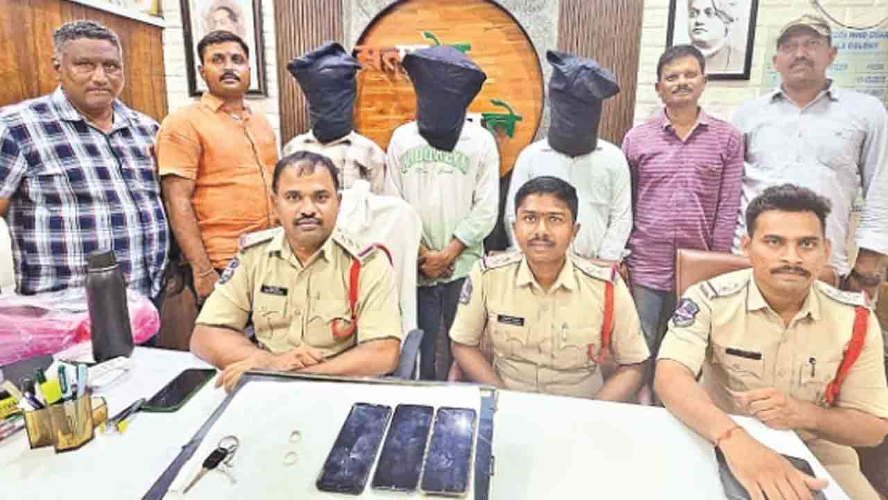 Warangal | ప్రేమ జంటను బెదిరించి దోపిడీ.. ముగ్గురు నిందితుల అరెస్ట్‌