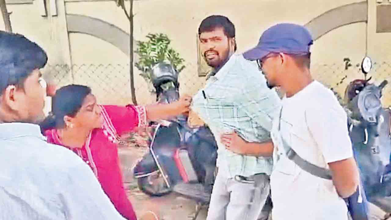 రెవెన్యూ అధికారులపై దాడి..