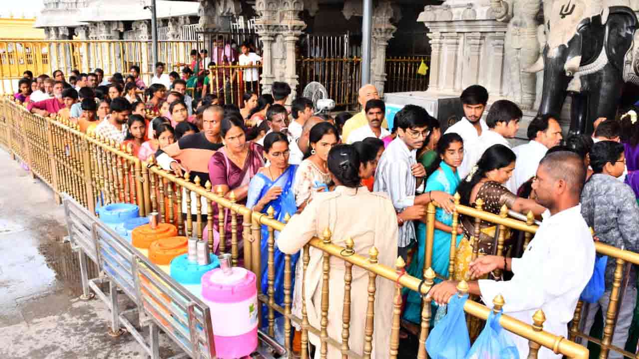Yadadri | వేసవి సెలవుల ముగింపు.. యాదాద్రి లక్ష్మీనరసింహుడి దర్శనానికి పోటెత్తిన భక్తులు