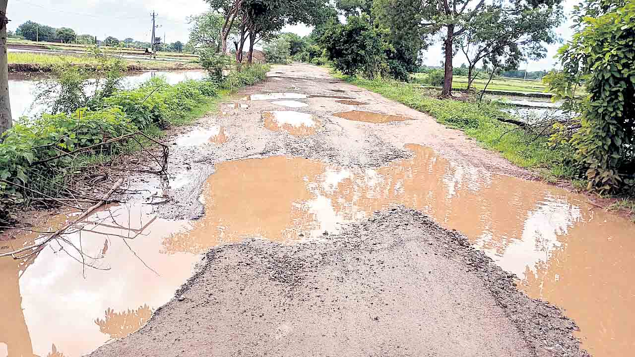 వీడని ‘దారి’ద్య్రం.. మల్లారెడ్డిపల్లి- చల్లూరు రోడ్డు అధ్వానం
