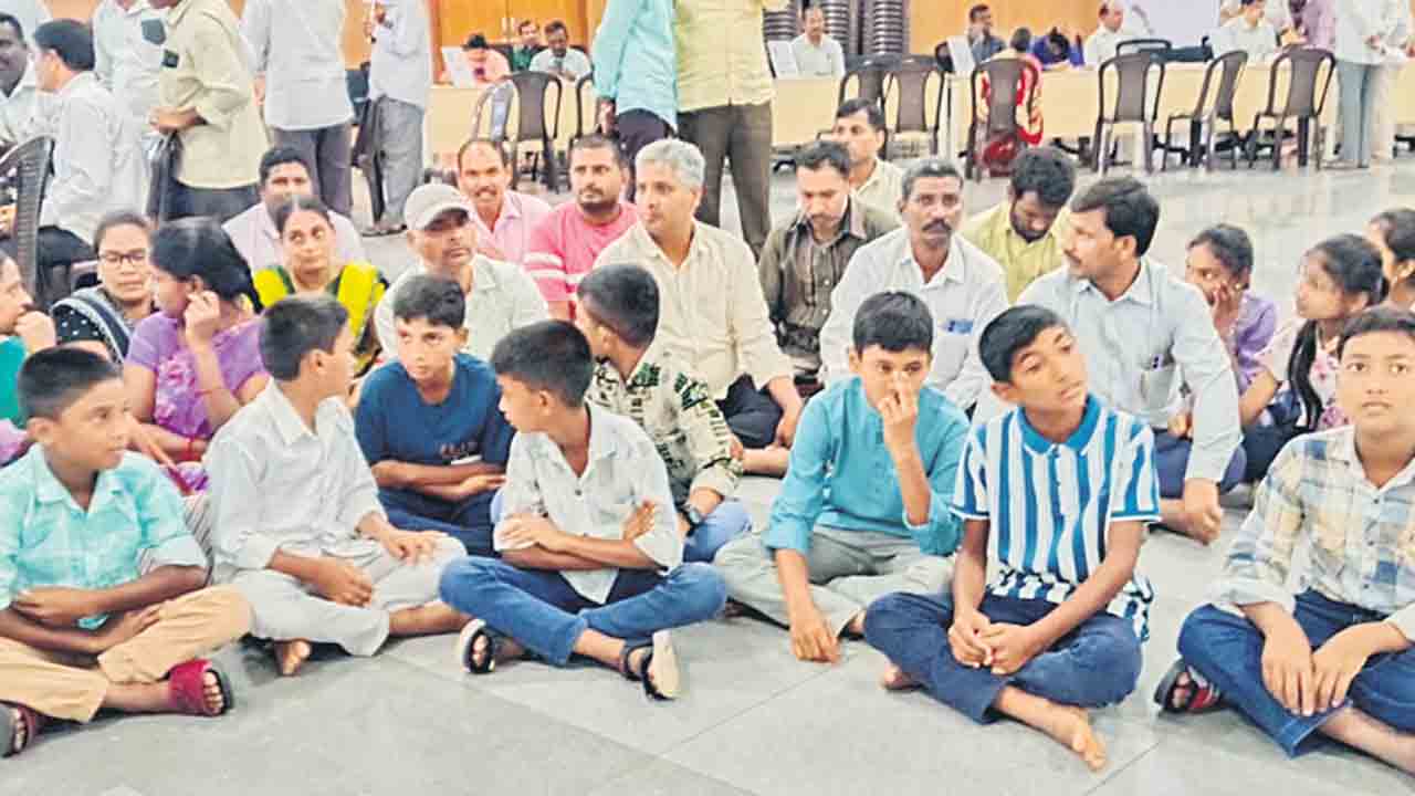సమస్యలు పరిష్కరించాలి