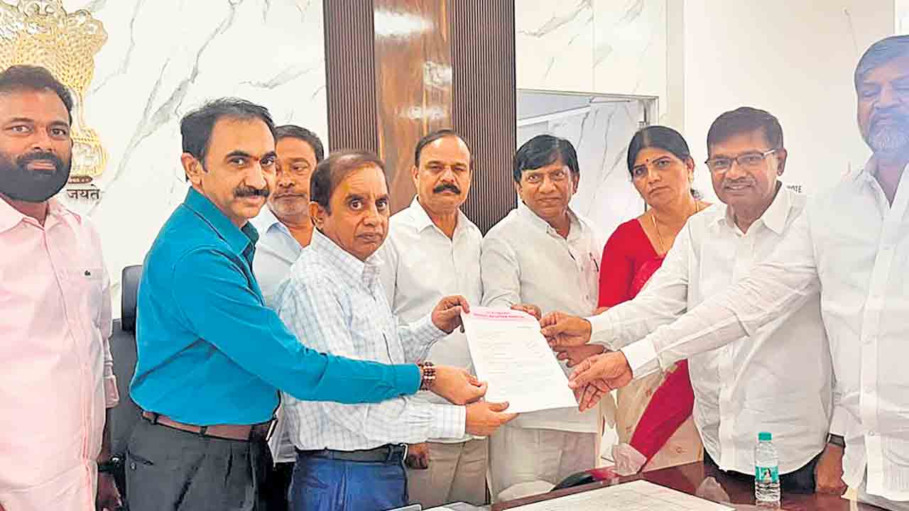 ‘సర్‌’పై బీఎల్‌వోల ఇష్టారాజ్యం.. ఇంటింటికీ తిరుగడం లేదు.. ఓటర్లకు ఎన్యుమరేషన్‌ పత్రాలు ఇవ్వడం లేదు