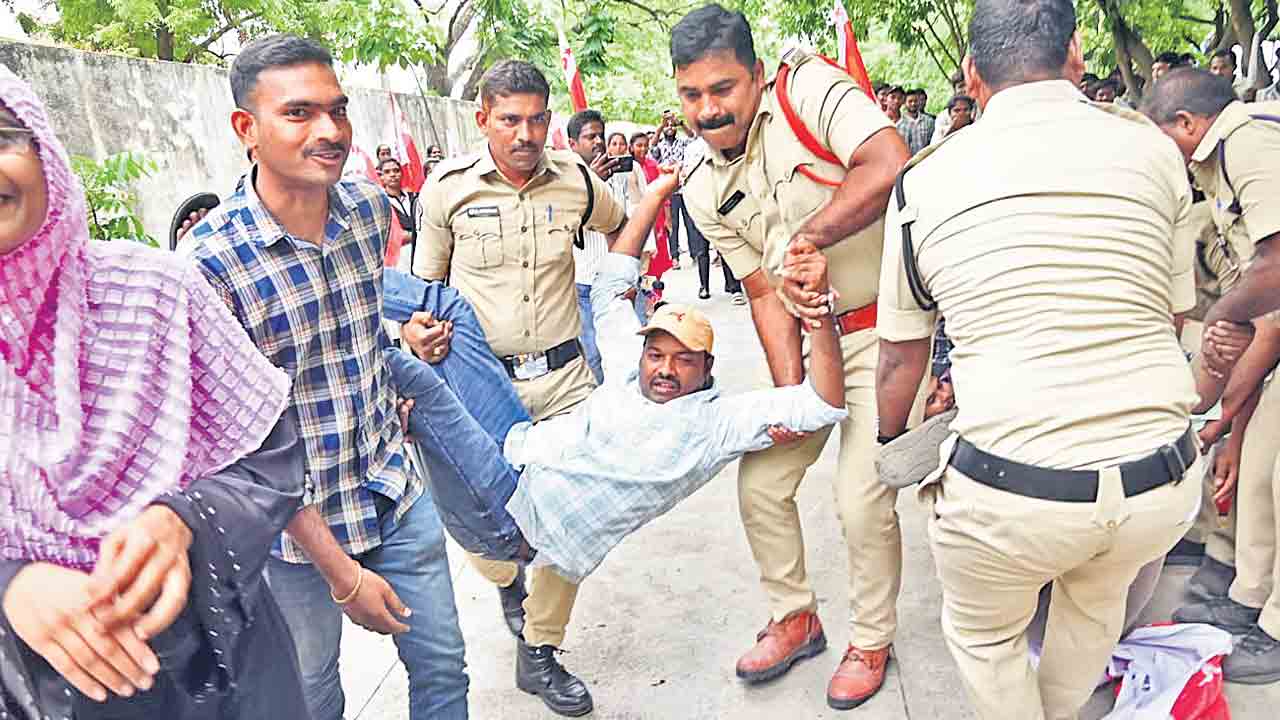 ఫీజు బకాయిల కోసం రోడ్డెక్కిన విద్యార్థులు