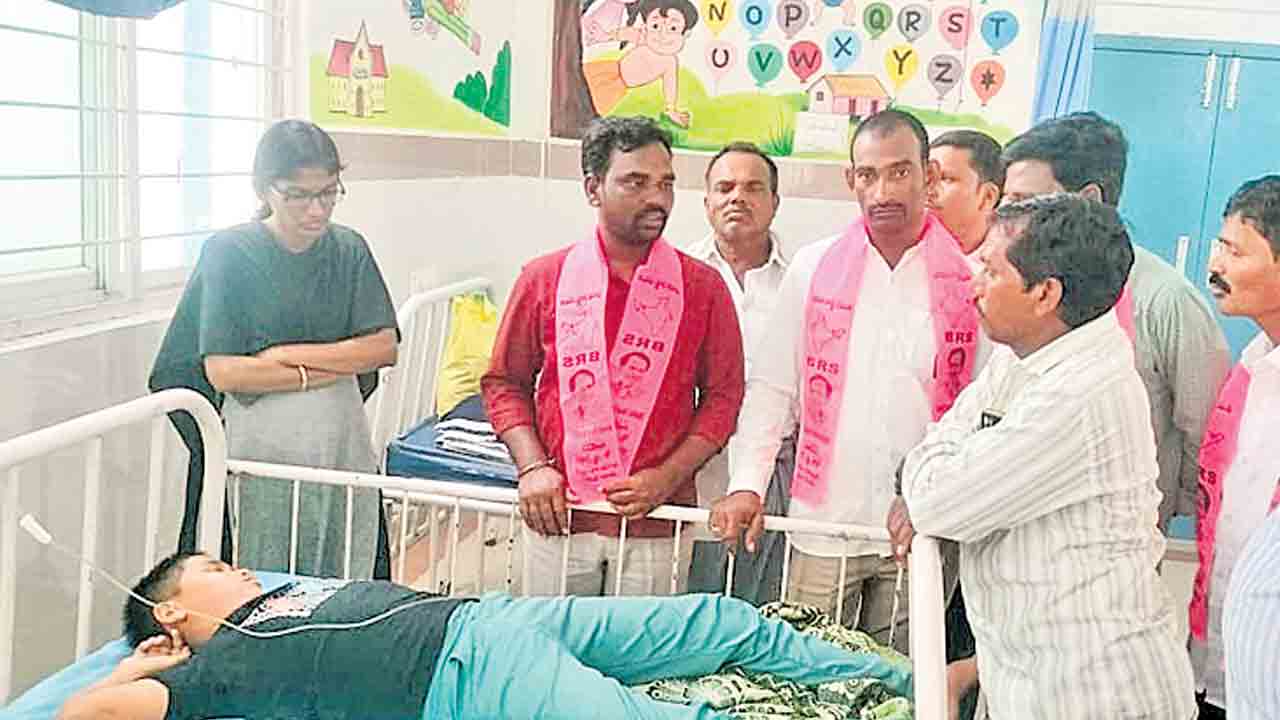 గురుకులంలో ఫుడ్‌ పాయిజన్‌.. భోజనం వికటించి 17 మంది విద్యార్థులకు అస్వస్థత