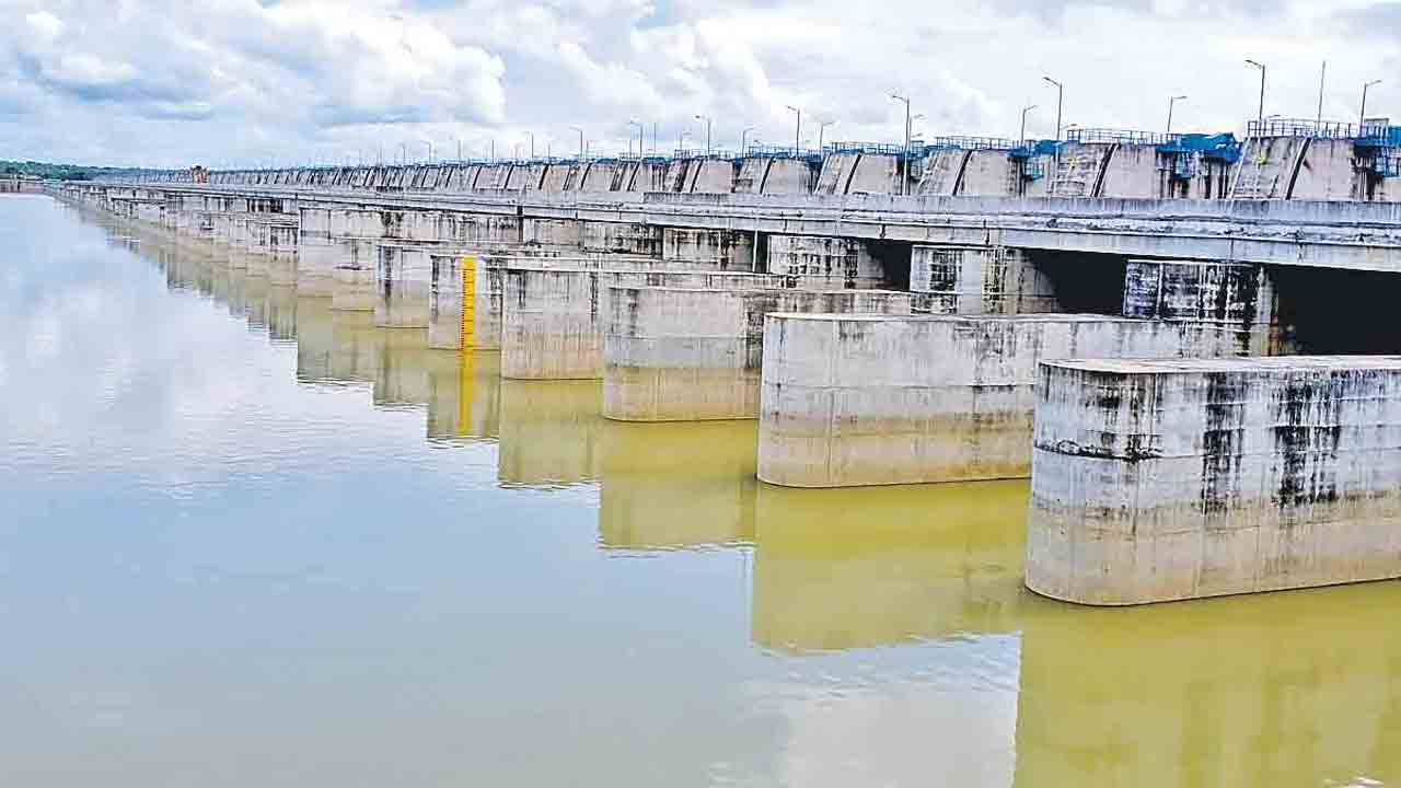 ఎత్తిపోతలపై ఉత్తిమాటలు