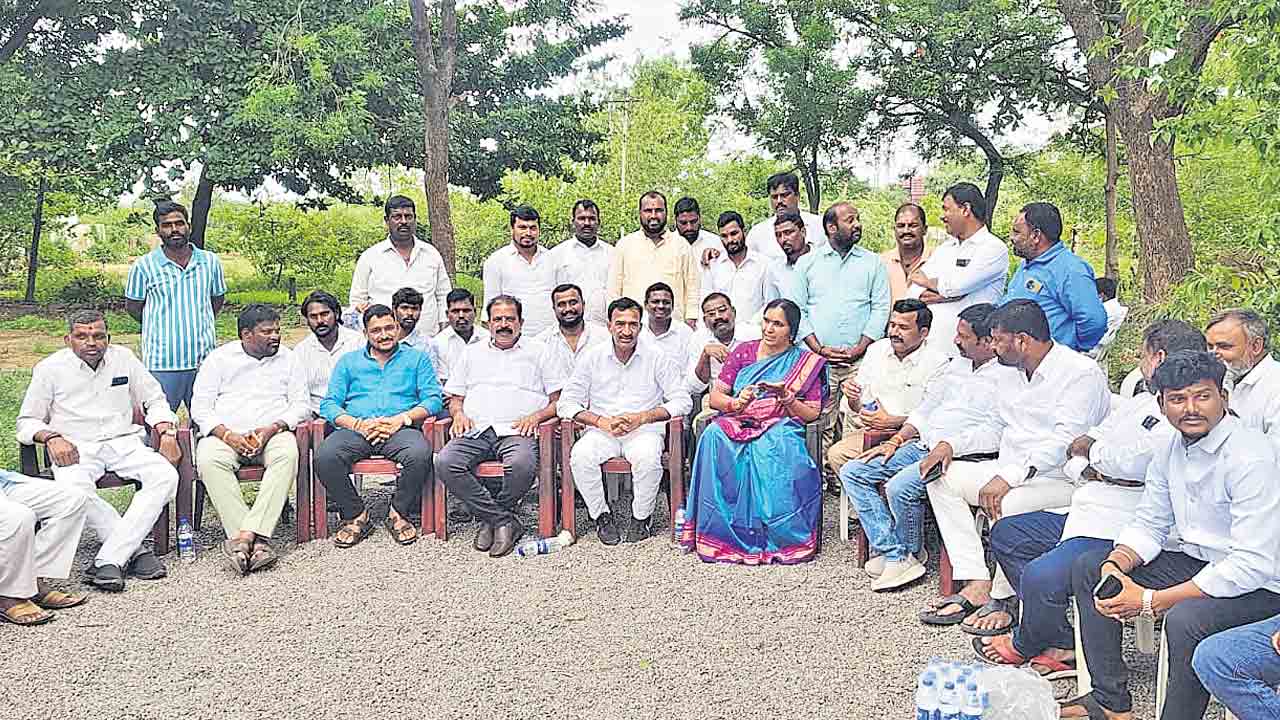 పోలీస్‌ పహారా మధ్య ప్రజాభిప్రాయ సేకరణా?