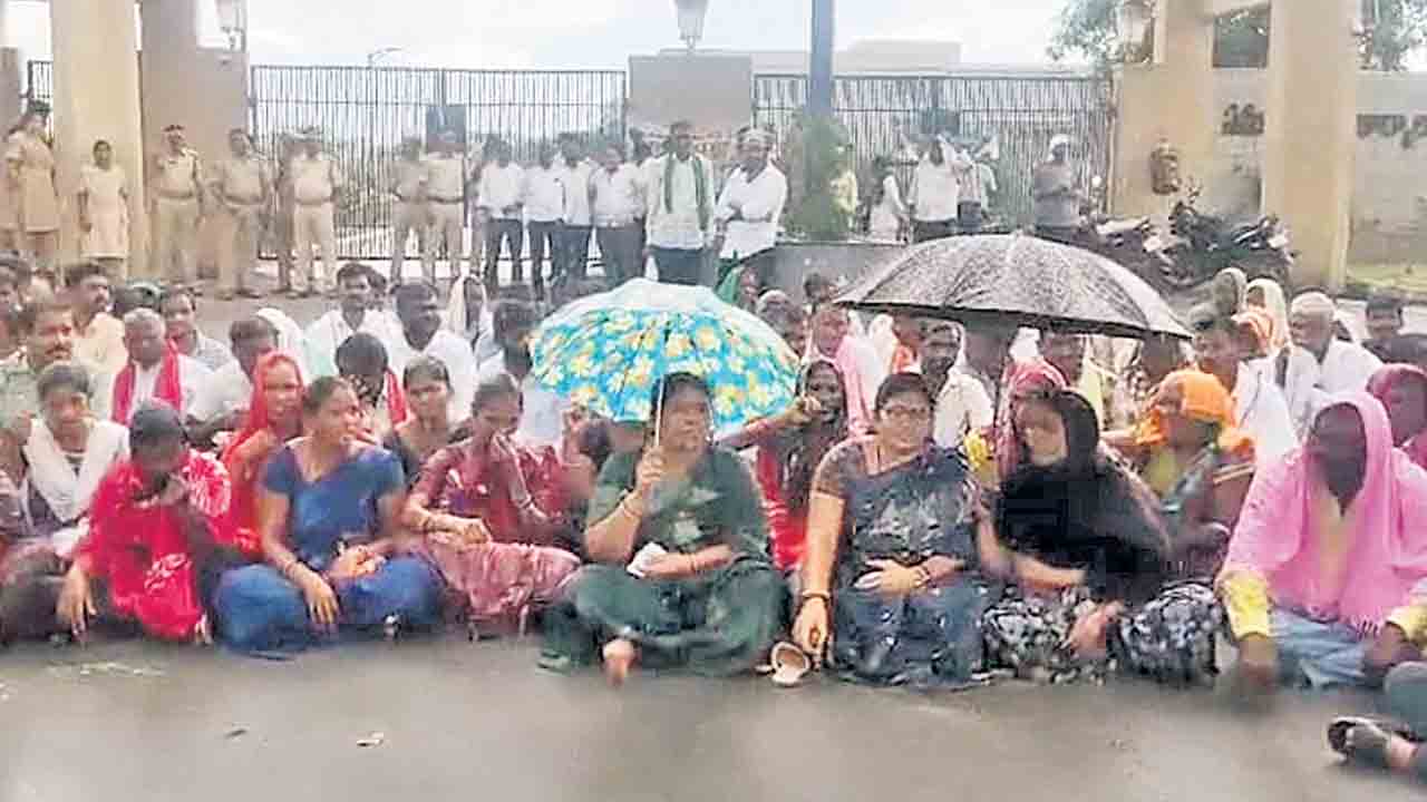 పోడుభూములు లాకోవడం అన్యాయం.. ఆసిఫాబాద్‌ ఎమ్మెల్యే కోవ లక్ష్మి