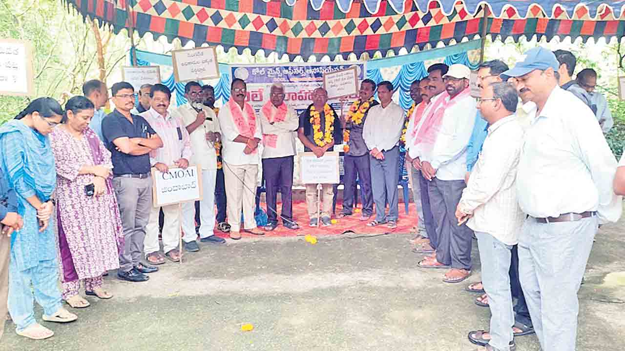 ‘సింగరేణి’పై మొండివైఖరి వీడాలి… సమస్యలను తక్షణమే పరిష్కరించాలి
