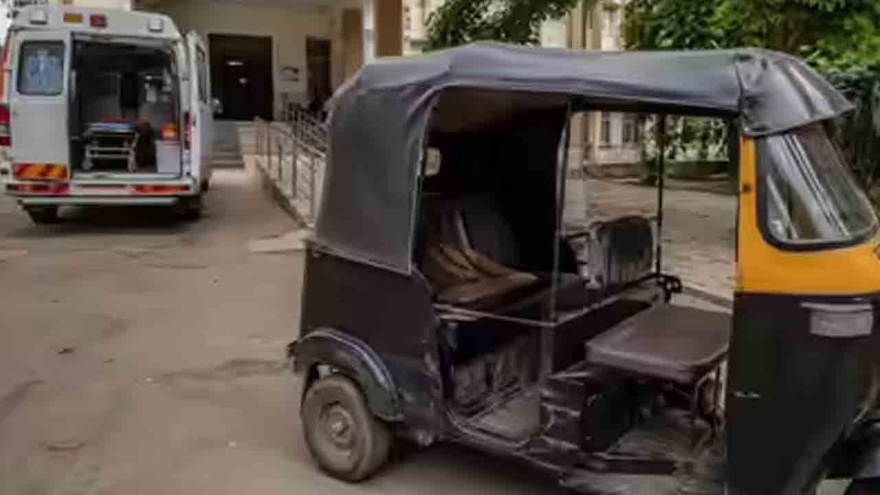 అంబులెన్స్‌ రాక ఆటోలో ప్రసవం