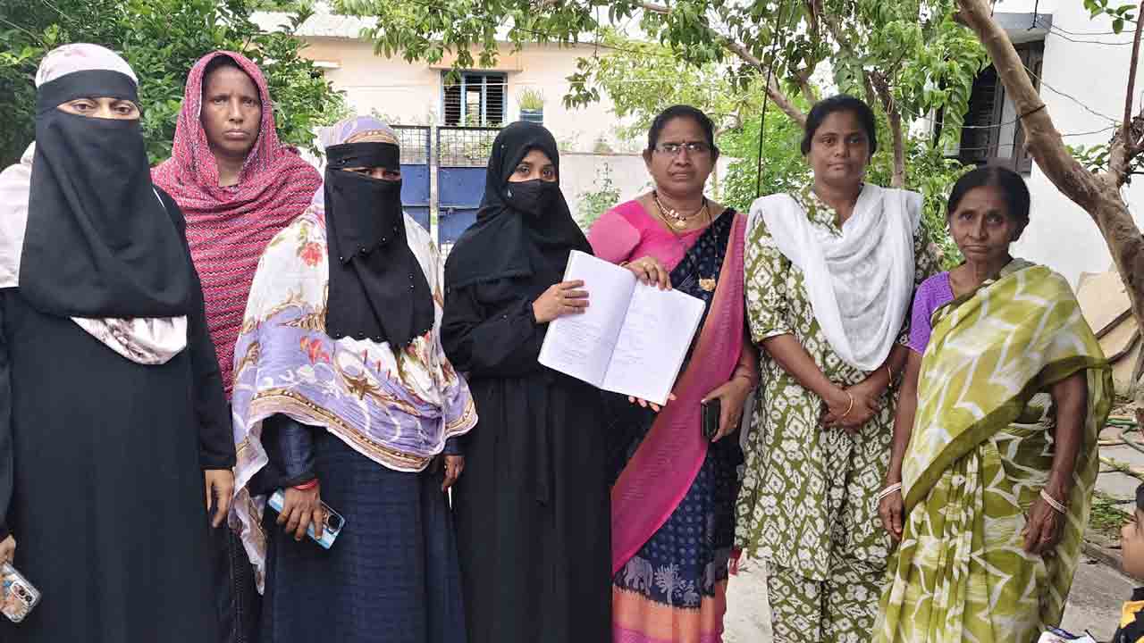 రూ.2 కోట్ల డ్వాక్రా సొమ్ము స్వాహా!