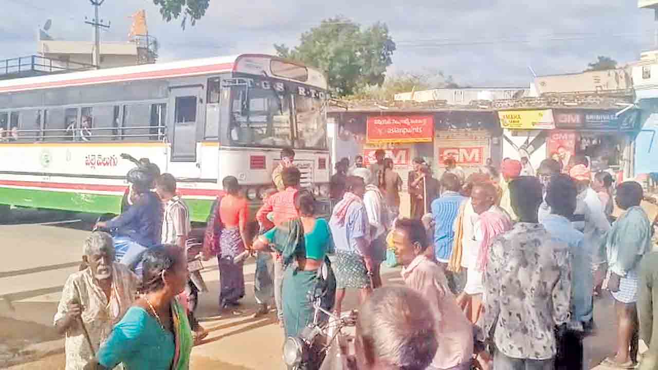 పింఛన్లు పంపిణీ చేయాలి.. వెల్కిచర్లలో వృద్ధుల ఆందోళన