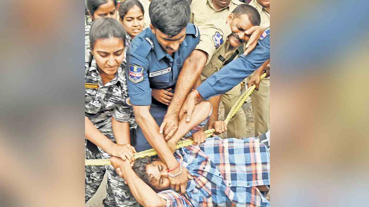 ఫీజు బకాయిల కోసం విద్యార్థుల రణం.. ఉన్నత విద్యామండలి ముట్టడి ఉద్రిక్తం