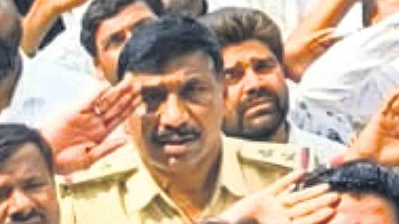 కాంగ్రెస్‌ జెండాకు ఎస్సై వందనం.. గాంధారిలో ఫొటో వైరల్‌
