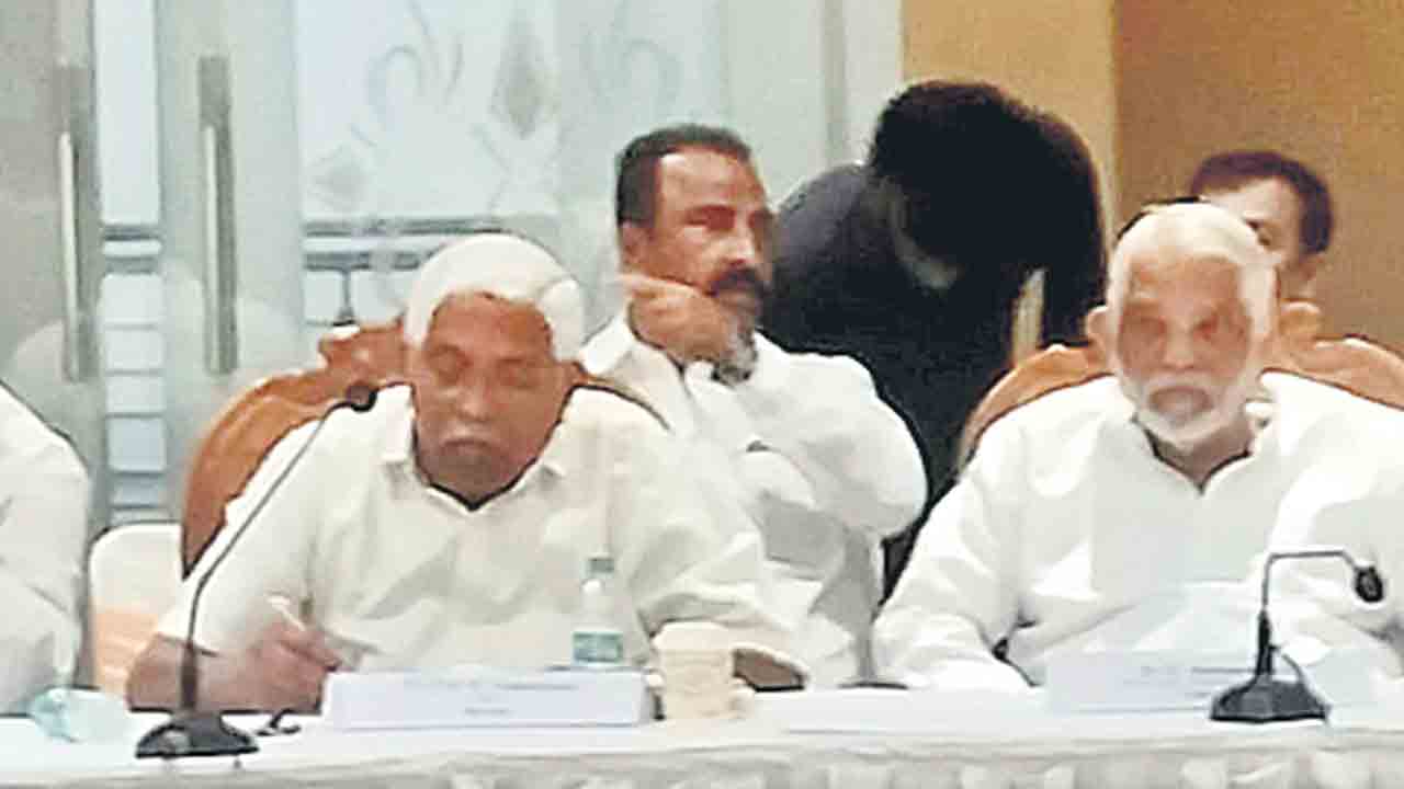 తెలంగాణ ప్రజలంతా ఉద్యమకారులే 3.5 కోట్ల మందికి పింఛన్‌ ఇస్తమా?