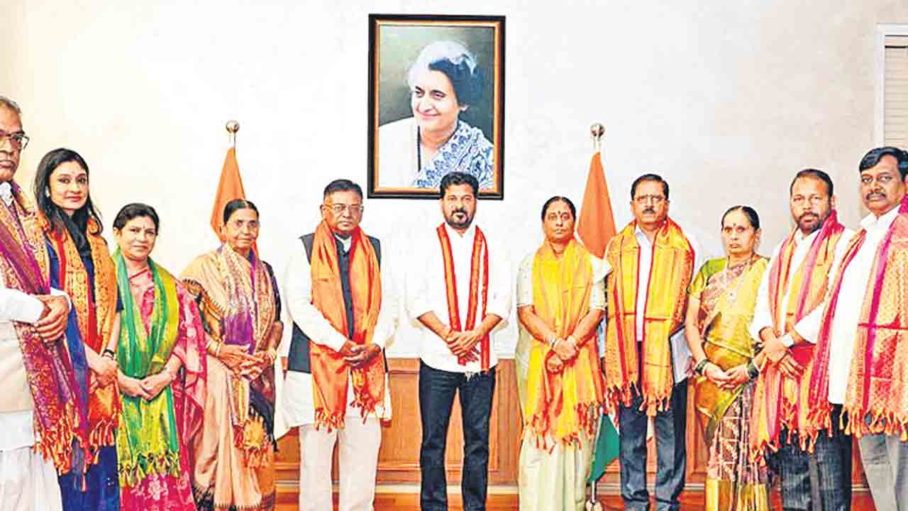 సీఎంను కలిసిన యాదగిరిగుట్ట పాలకమండలి