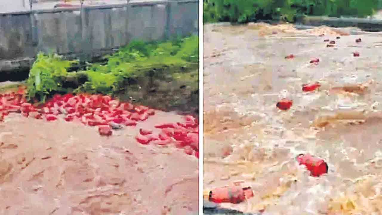 కొట్టుకుపోయిన 3 వేల సిలిండర్లు